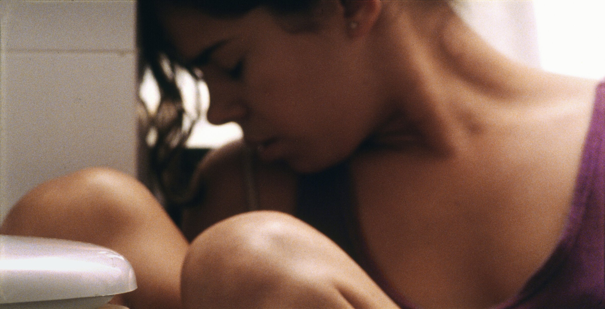 Jeune femme dans une baignoire, plan rapproché. Mariah Teixeira dans Água Viva, 35 mm, 2009.