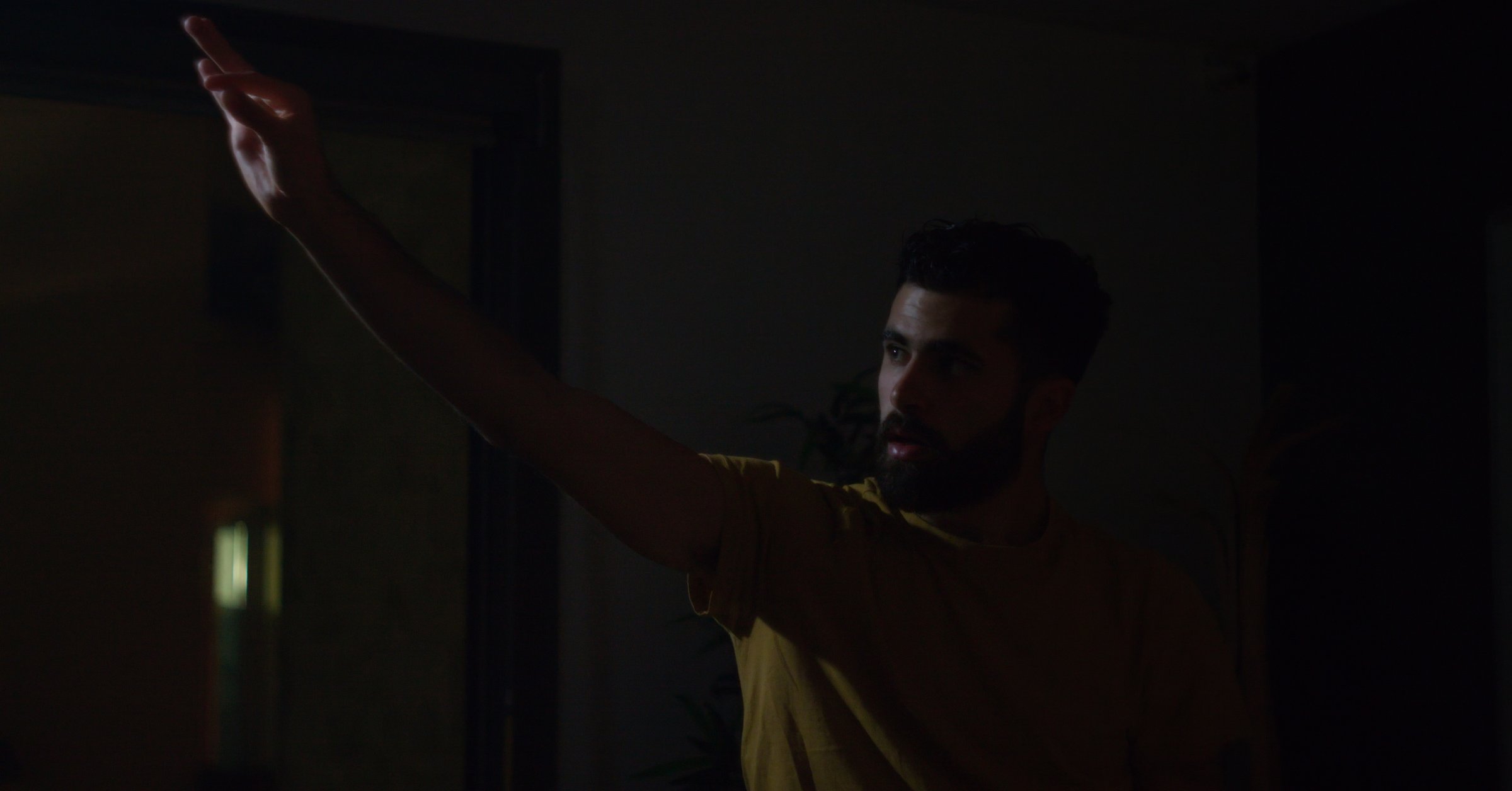 Étienne Lloria, bras levé en clair-obscur. Transe, étude.