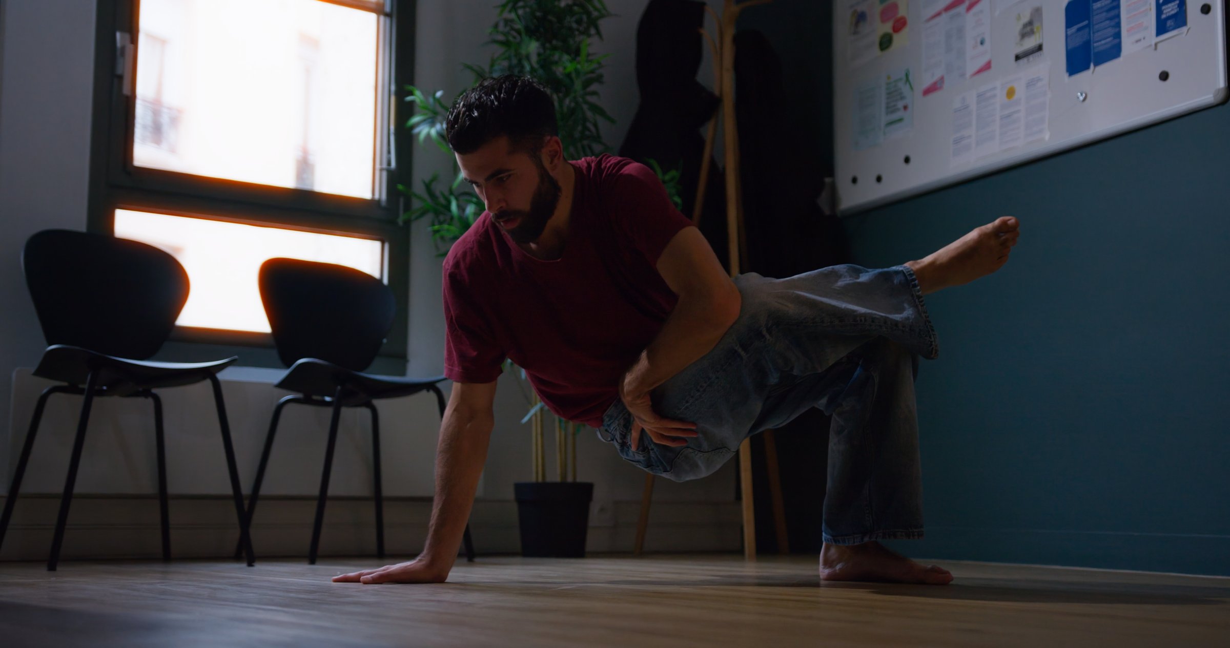 Étienne Lloria en mouvement dans un appartement, plan large. Transe, étude.