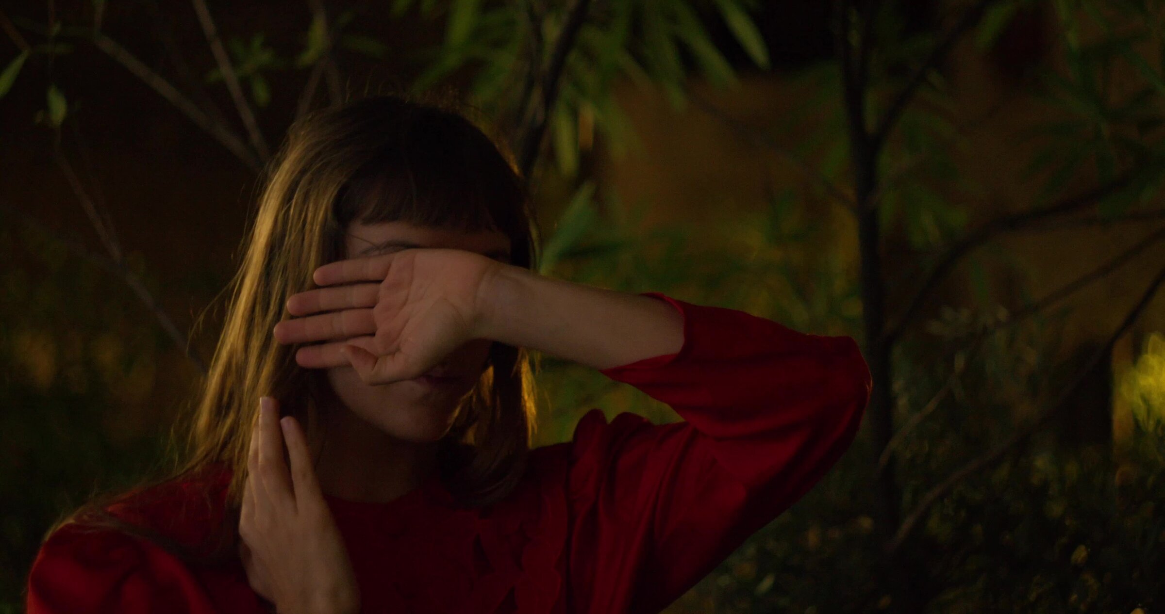 Laura Morin, main qui cache le visage dans un jardin. Transe, étude.
