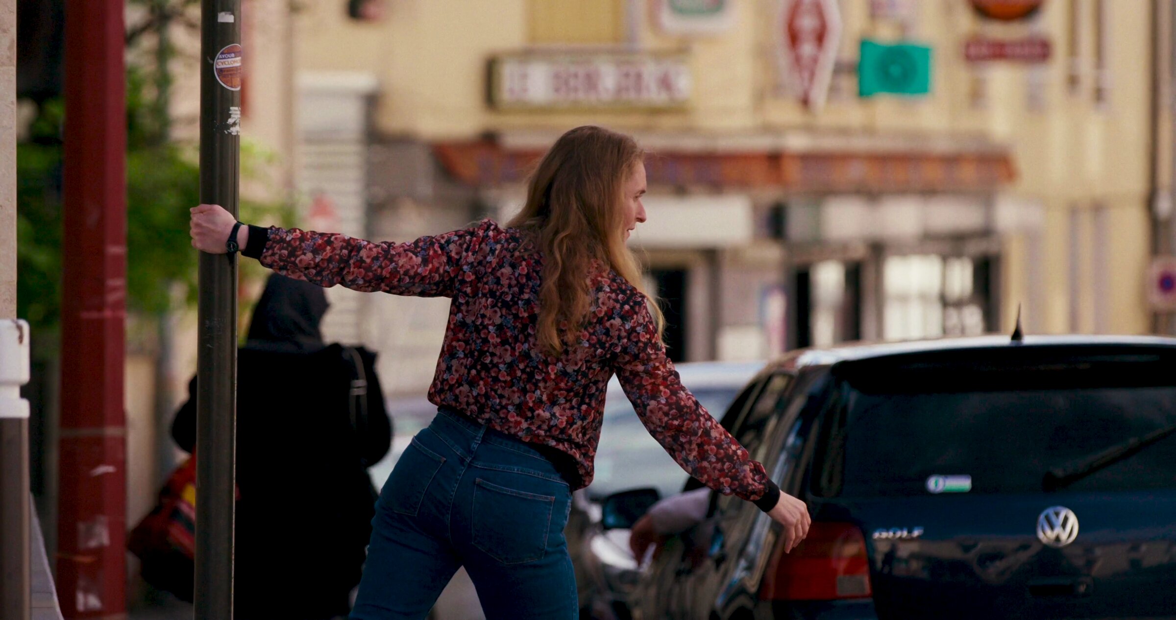 Danse de rue sous un lampadaire. Rencontre Danse & Soin.