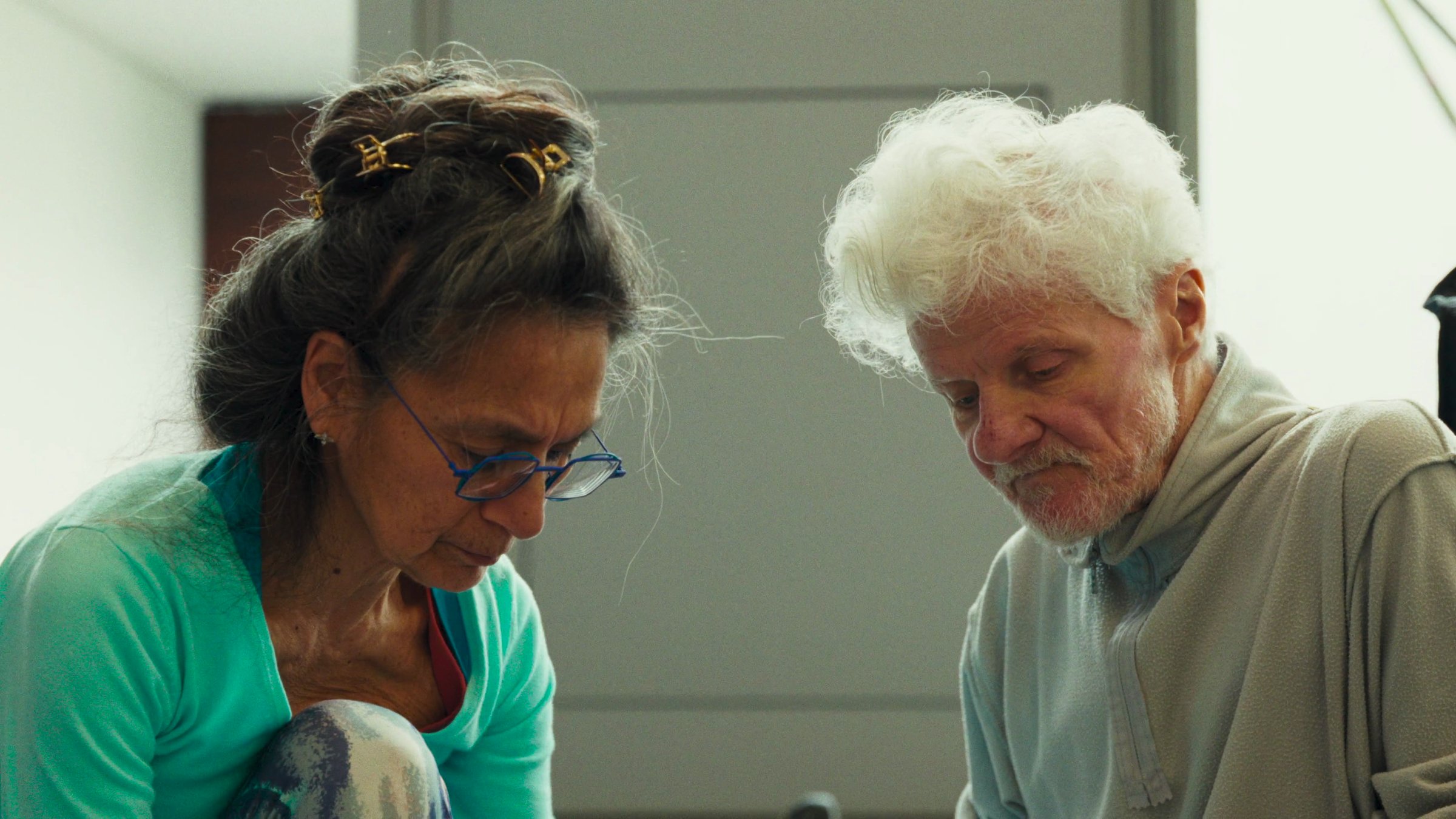 Couple attentif en atelier, plan poitrine. Dopamine, La Briqueterie CDCN.