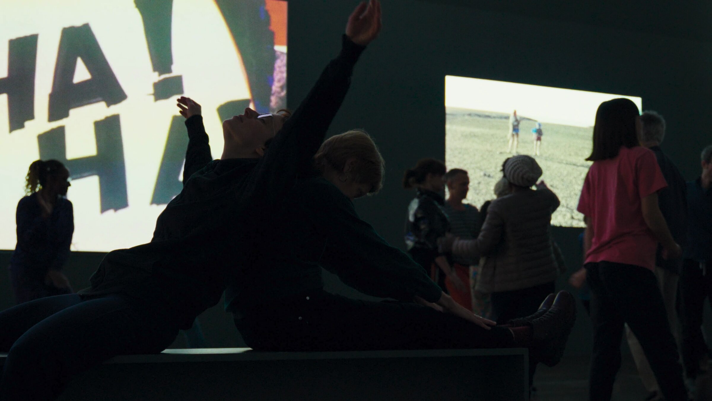 Danse, projections Ha Ha, spectateurs, plan poitrine. Ateliers Dopamine, La Briqueterie CDCN.