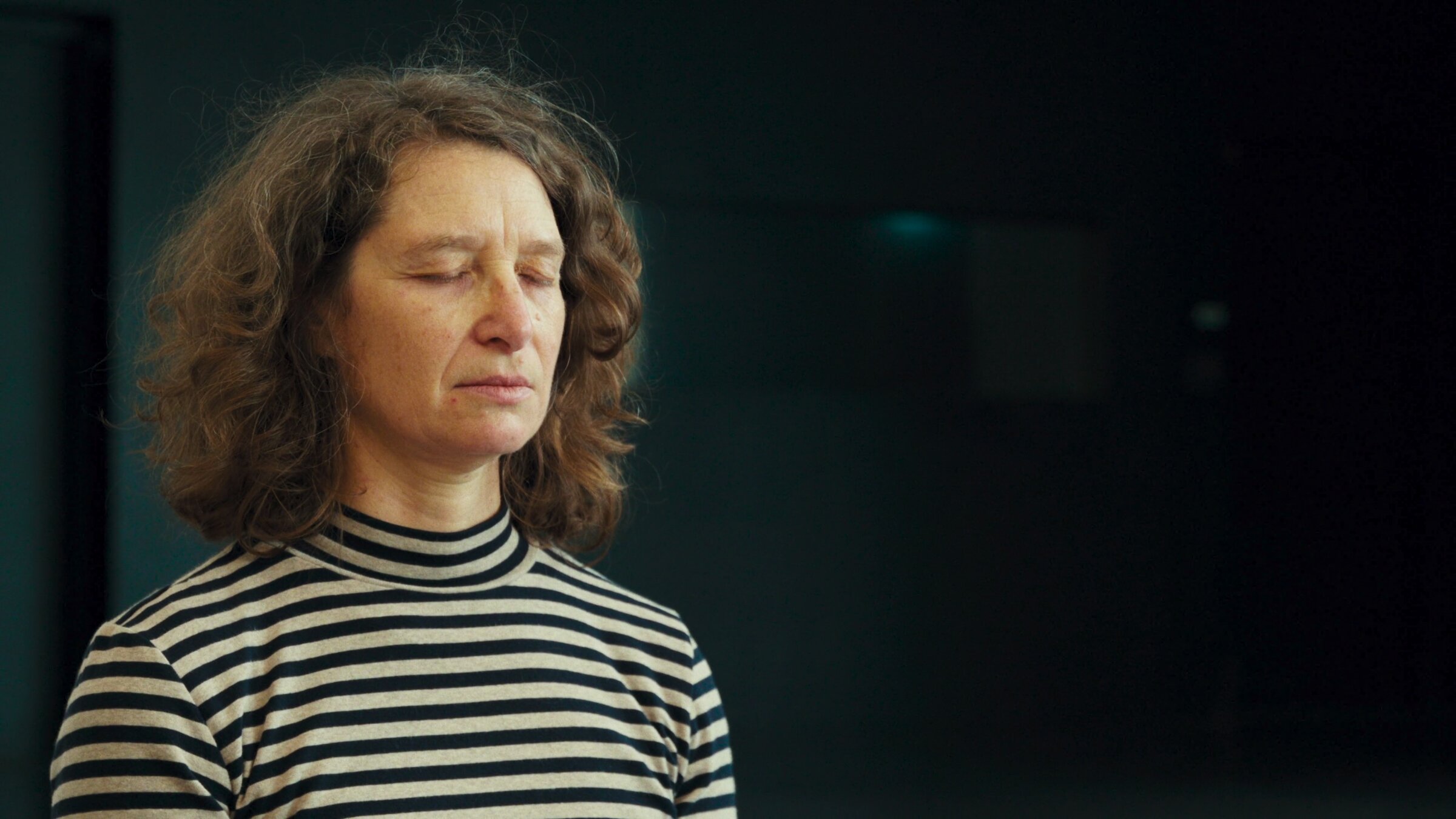 Portrait, femme les yeux fermés, pull rayé, plan poitrine. Atelier Dopamine, La Briqueterie CDCN.