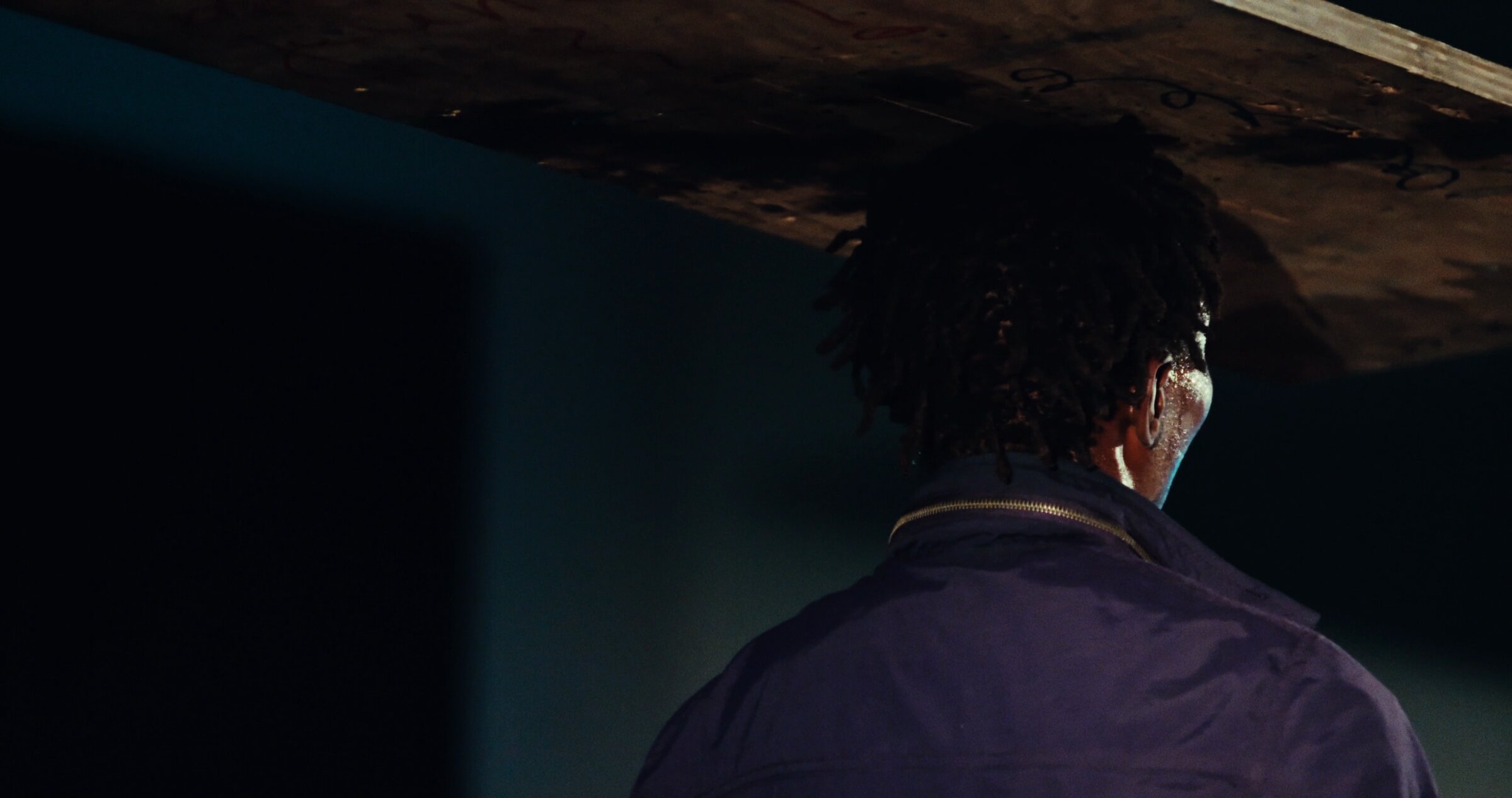 Nuque, dreads, bois, lumière bleue, plan poitrine. Dézolé du Xilence.
