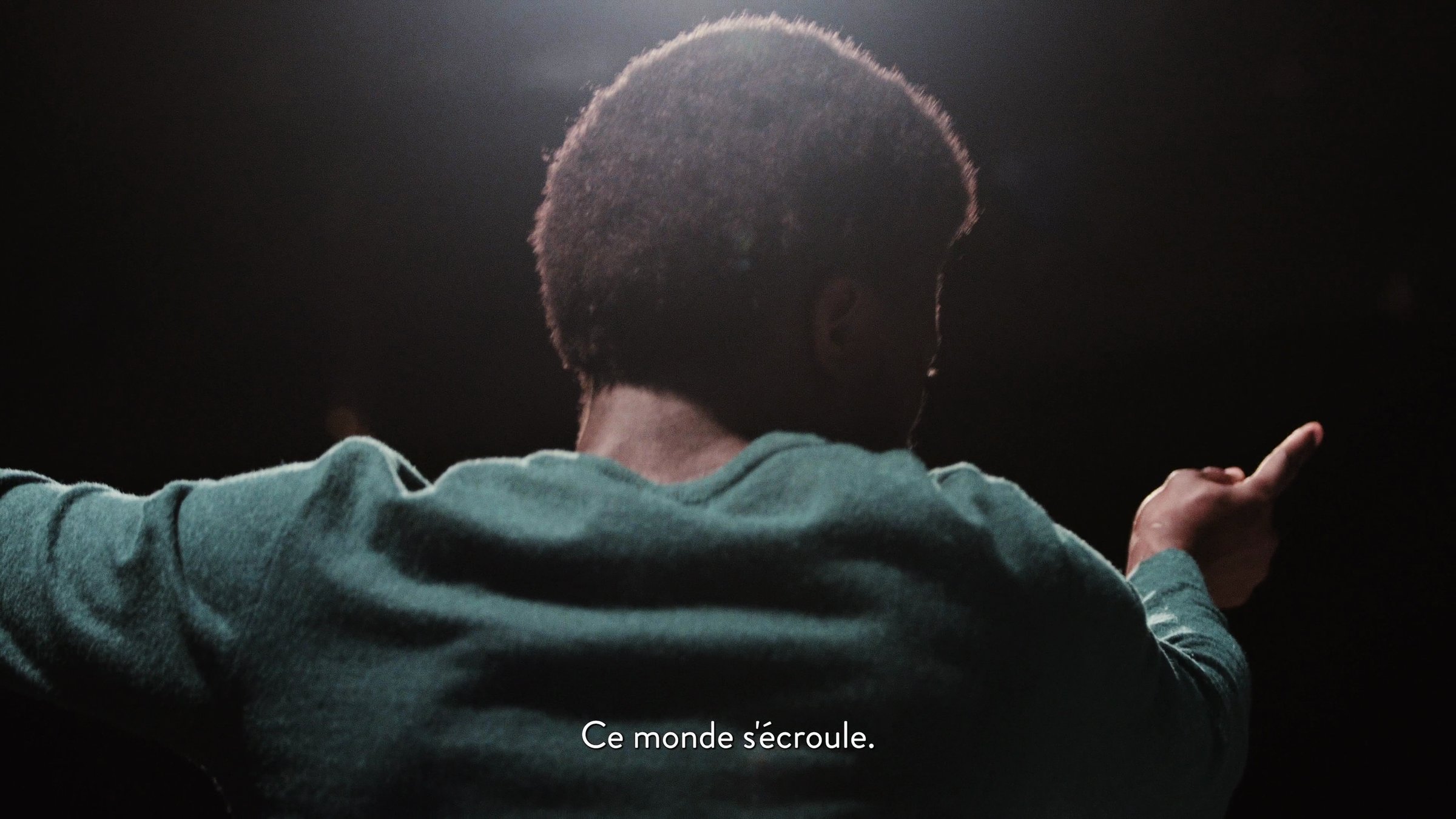 Scène de danse en lumière froide, plan moyen. Cie Ateka, Abdoulaye Konaté, CCN de Créteil.