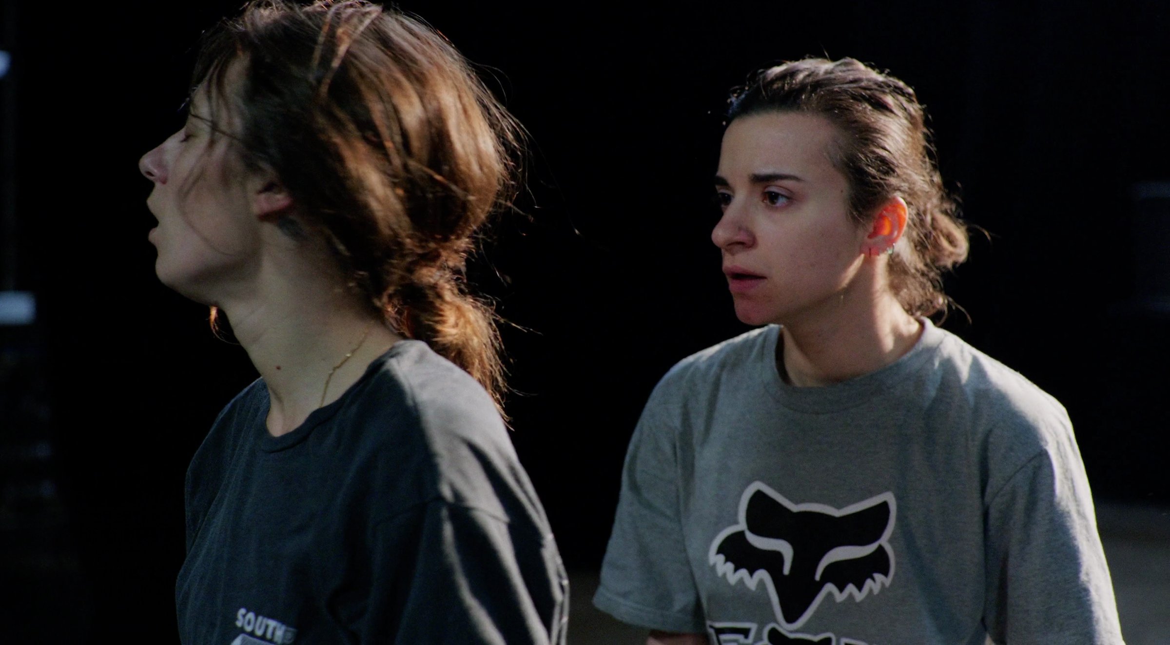 Amalia Salle, deux danseuses sur scène en t-shirt gris, plan poitrine. Être, CCN de Créteil.