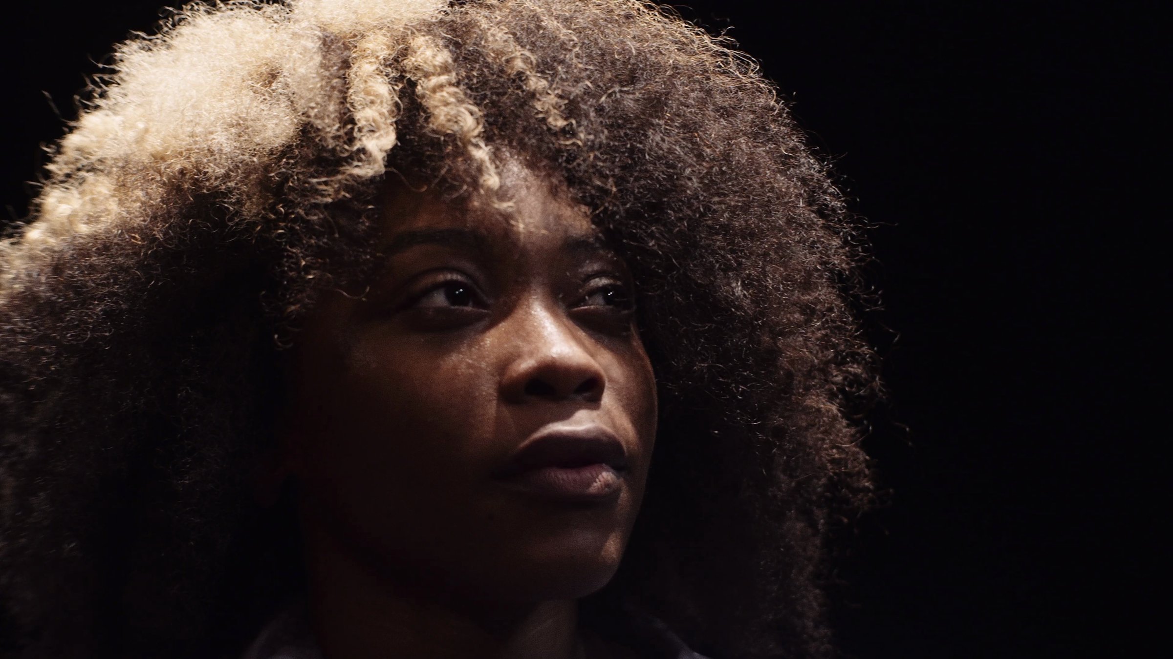 Portrait d'une danseuse afro en lumière douce, plan serré. Johana Malédon, CCN de Créteil.