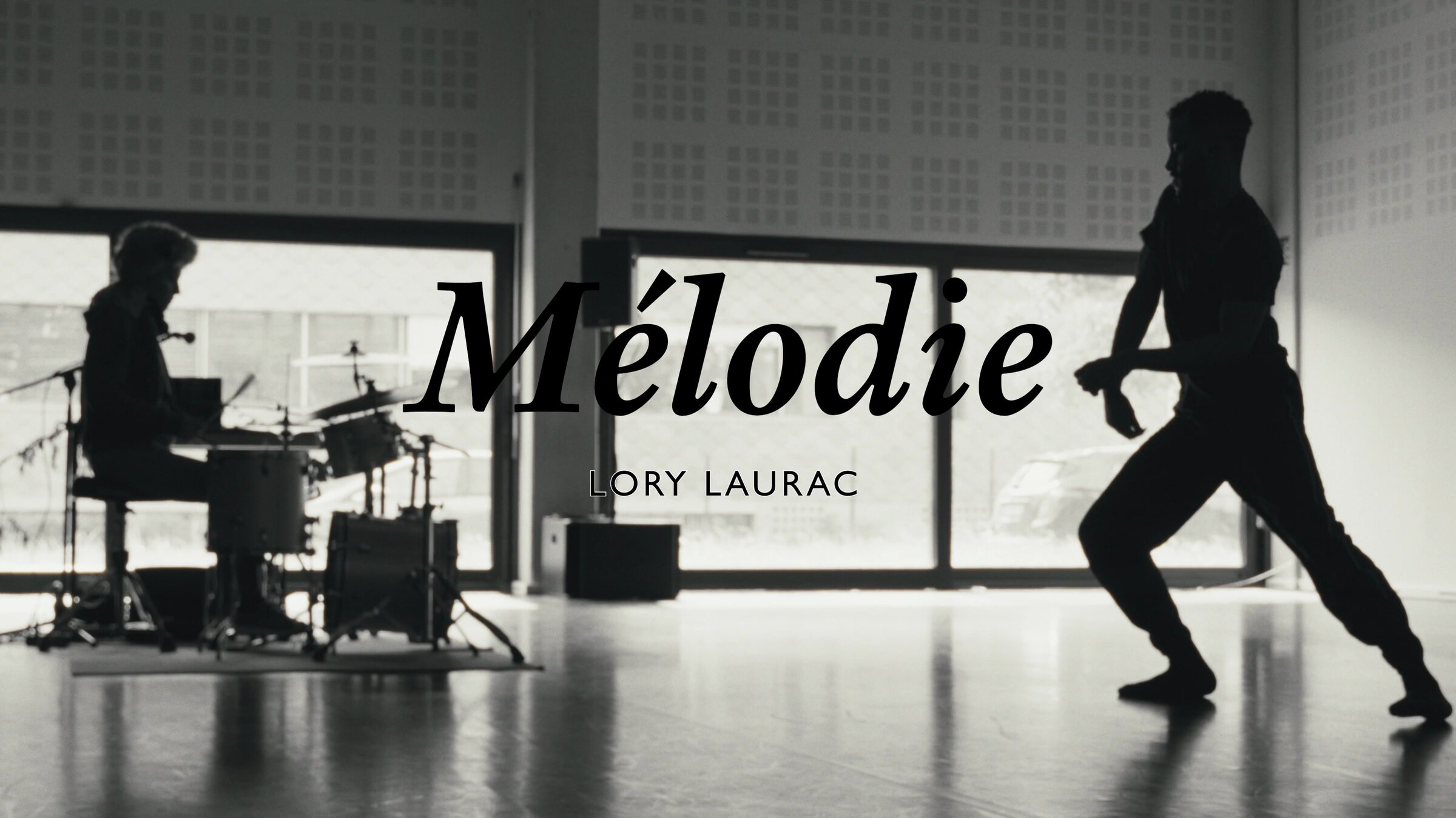 Mélodie, danseur et batterie sur scène, plan large avec titre. Cie Ateka, Abdoulaye Konaté.