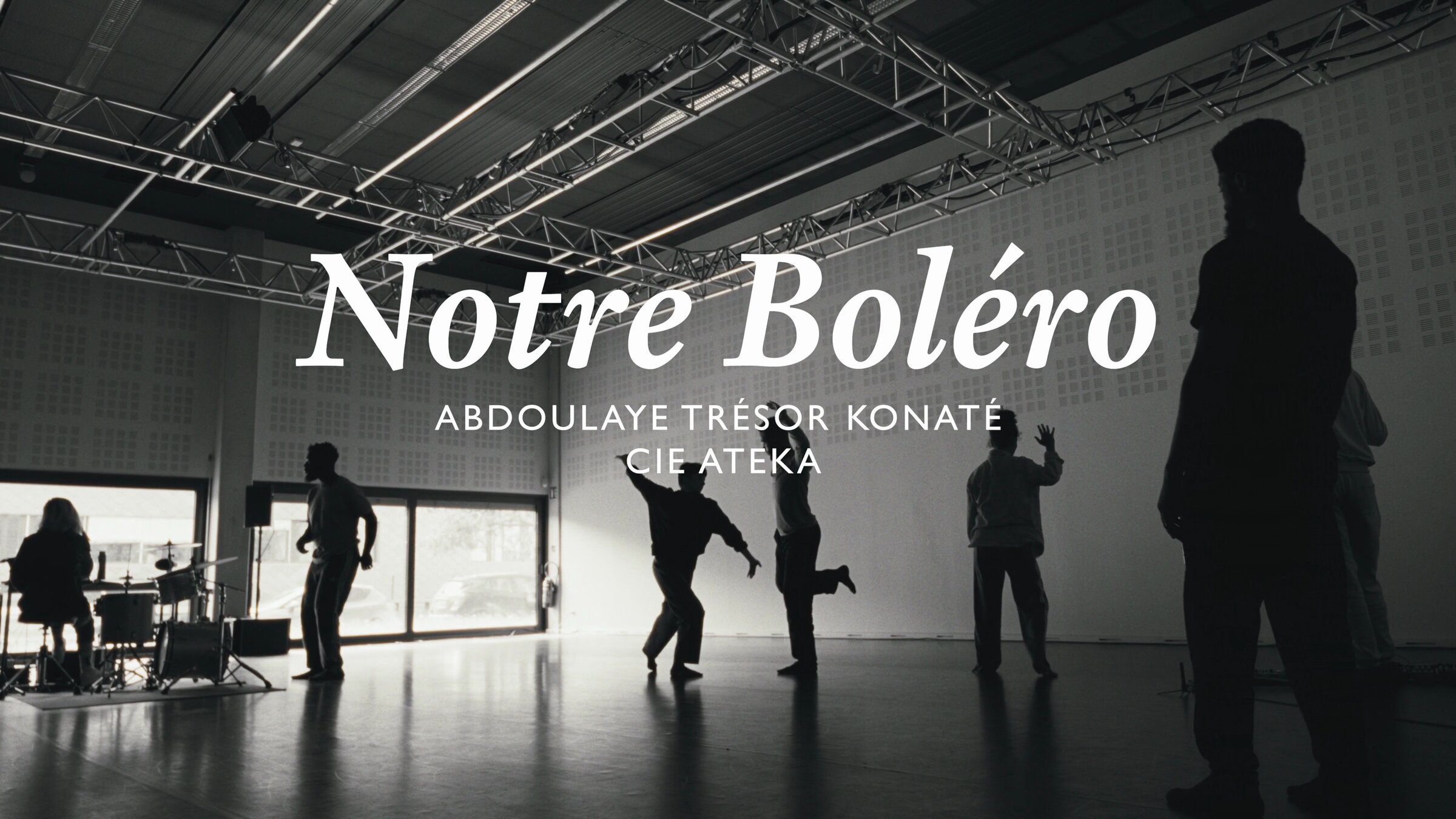 Notre Boléro, salle de danse, plan large avec titre. Cie Ateka, Abdoulaye Konaté.
