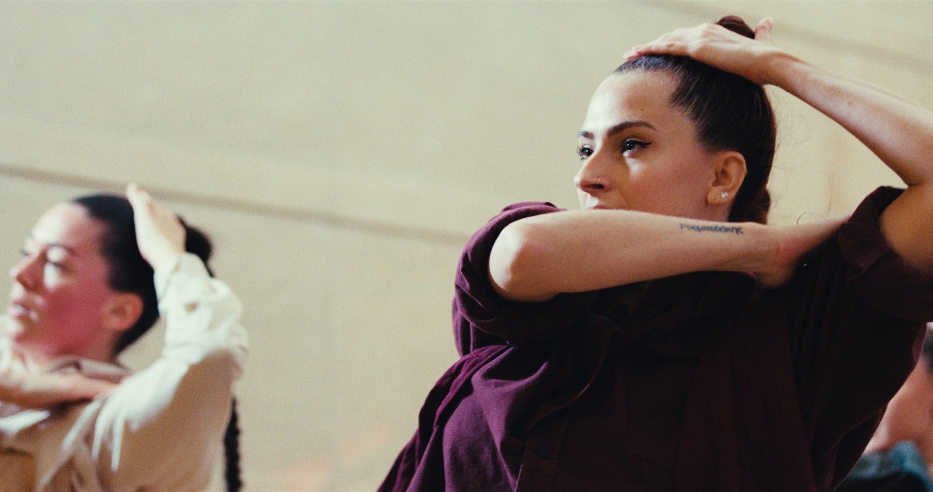 Geste collectif des danseuses. Entrelacées, Chaillot.